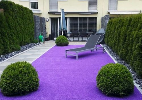 искусственный газон фиолетовый. декор у дома