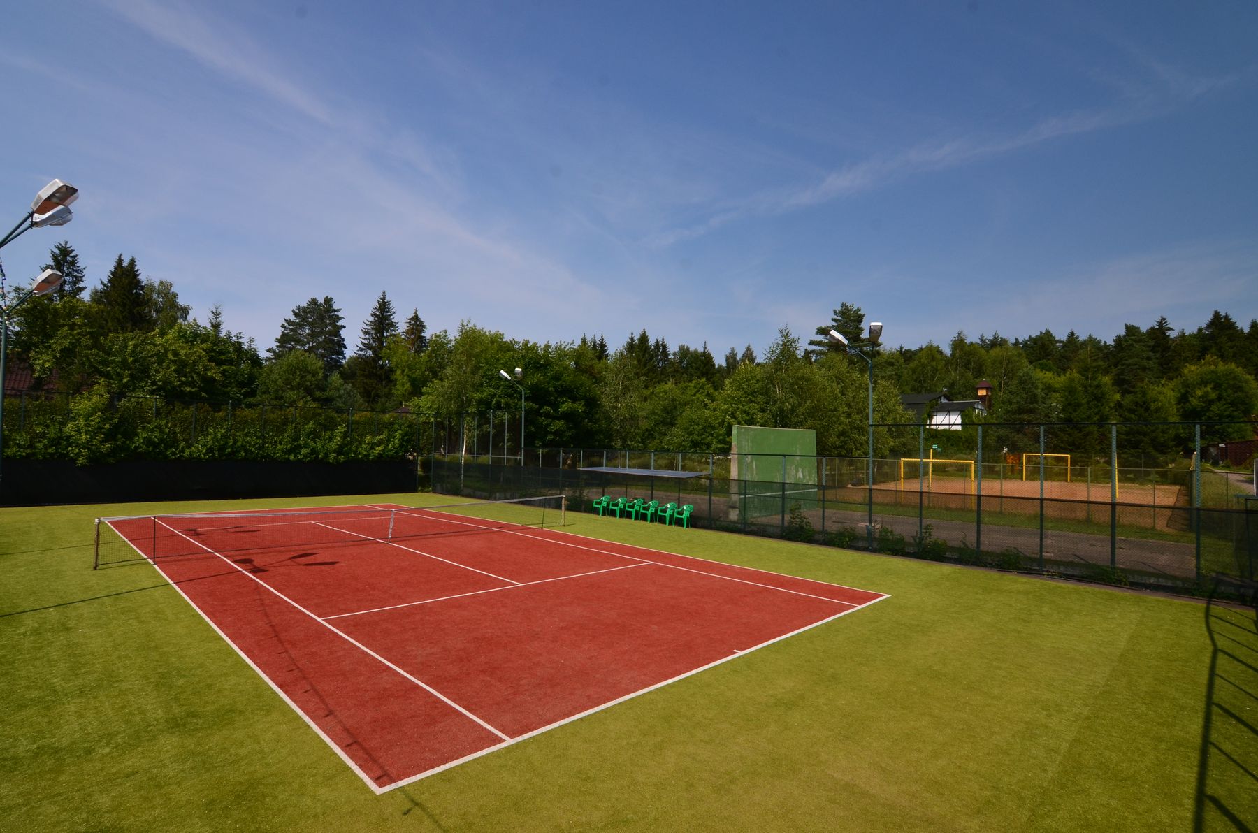 Теннисный корт под. Теннисные корты зелёная роща 1. Открытый теннисный корт. Теннисный корт санаторий зеленая роща. Теннисный корт фото.
